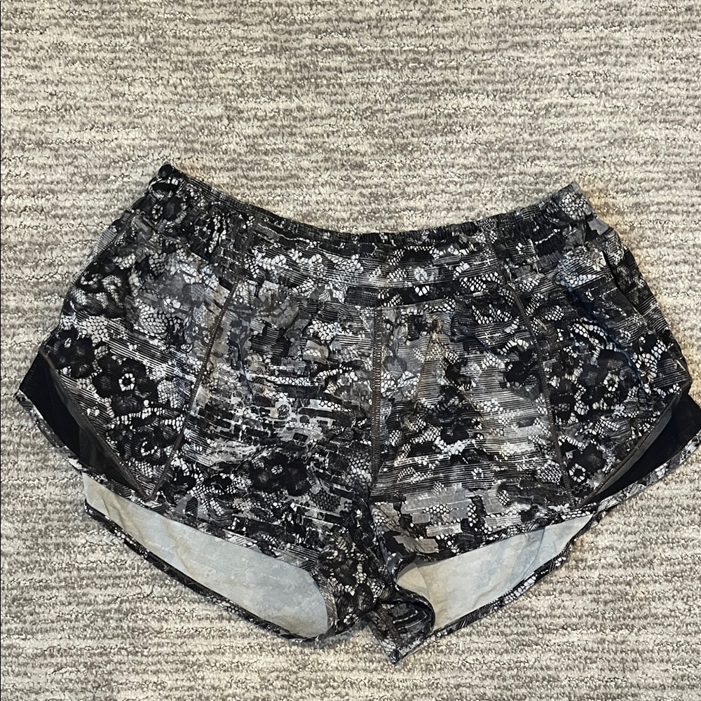 Lululemon Athletica Black and White Patterned Shorts 2.5 Hotty size 10 reg
